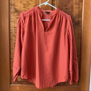 Like-new Ann Taylor split neck peasant top. Medium